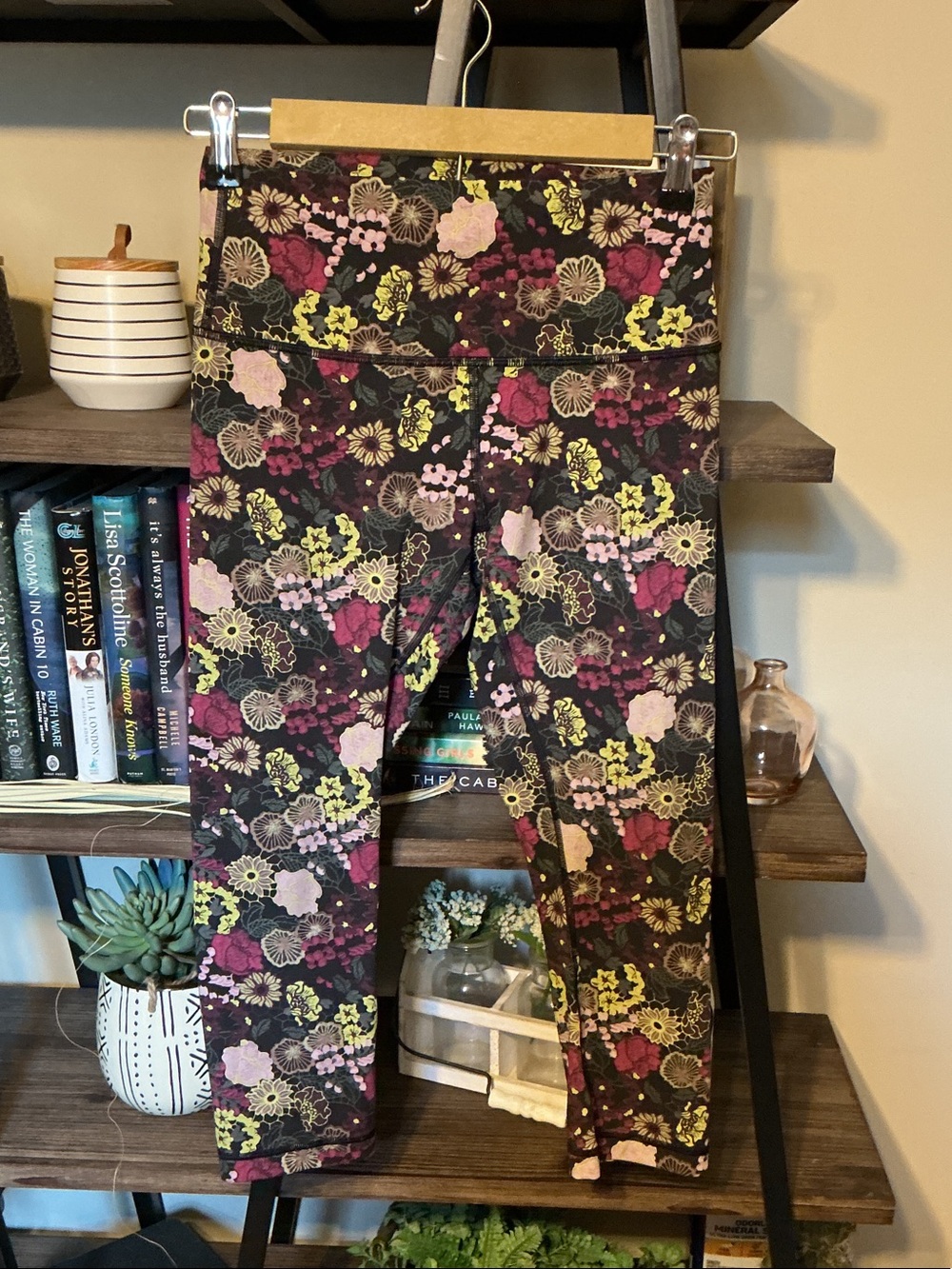Lululemon Wunder Under Hi-Rise Tight 21” Size 6
Fluorolace Multi